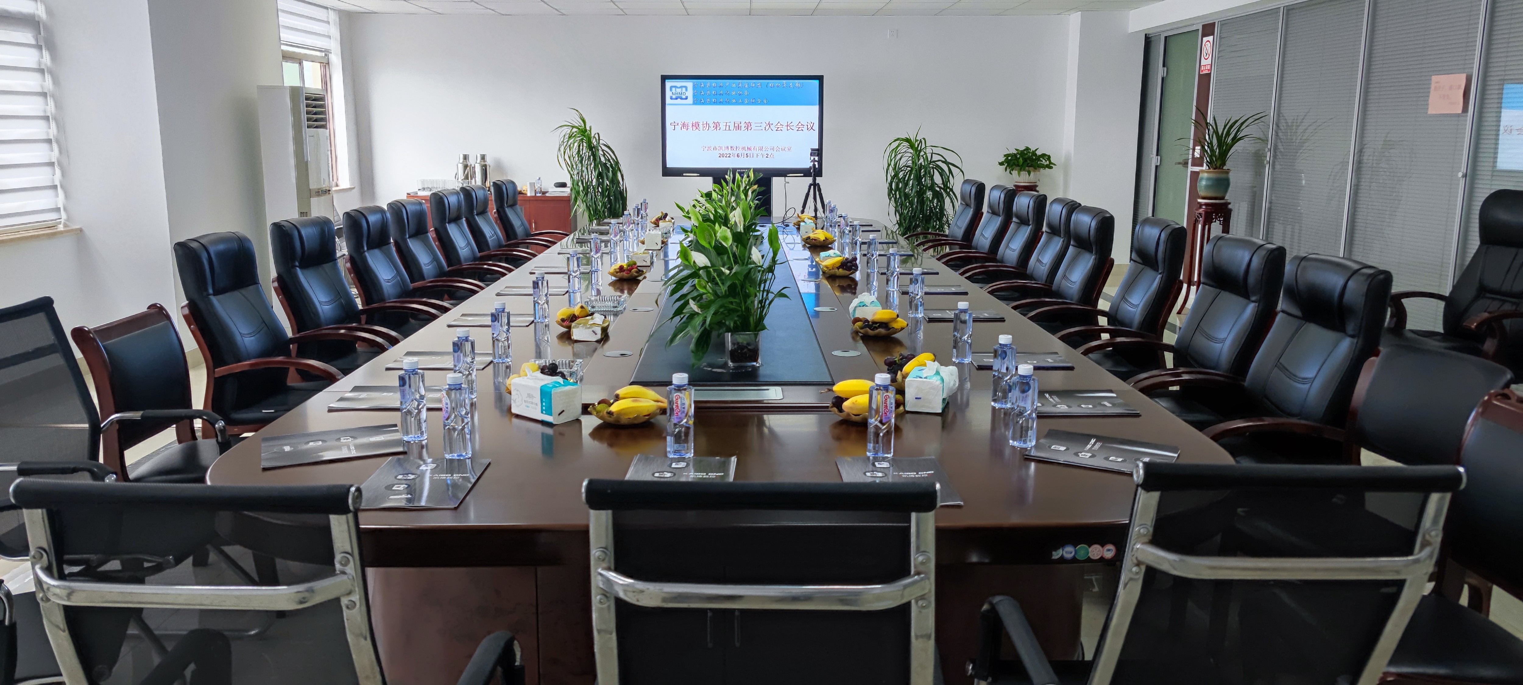 數(shù)控雕銑機(jī),模具雕銑機(jī),立式加工中心,石墨雕銑機(jī)-凱博數(shù)控 數(shù)控雕銑機(jī),模具雕銑機(jī),立式加工中心,石墨雕銑機(jī)-凱博數(shù)控